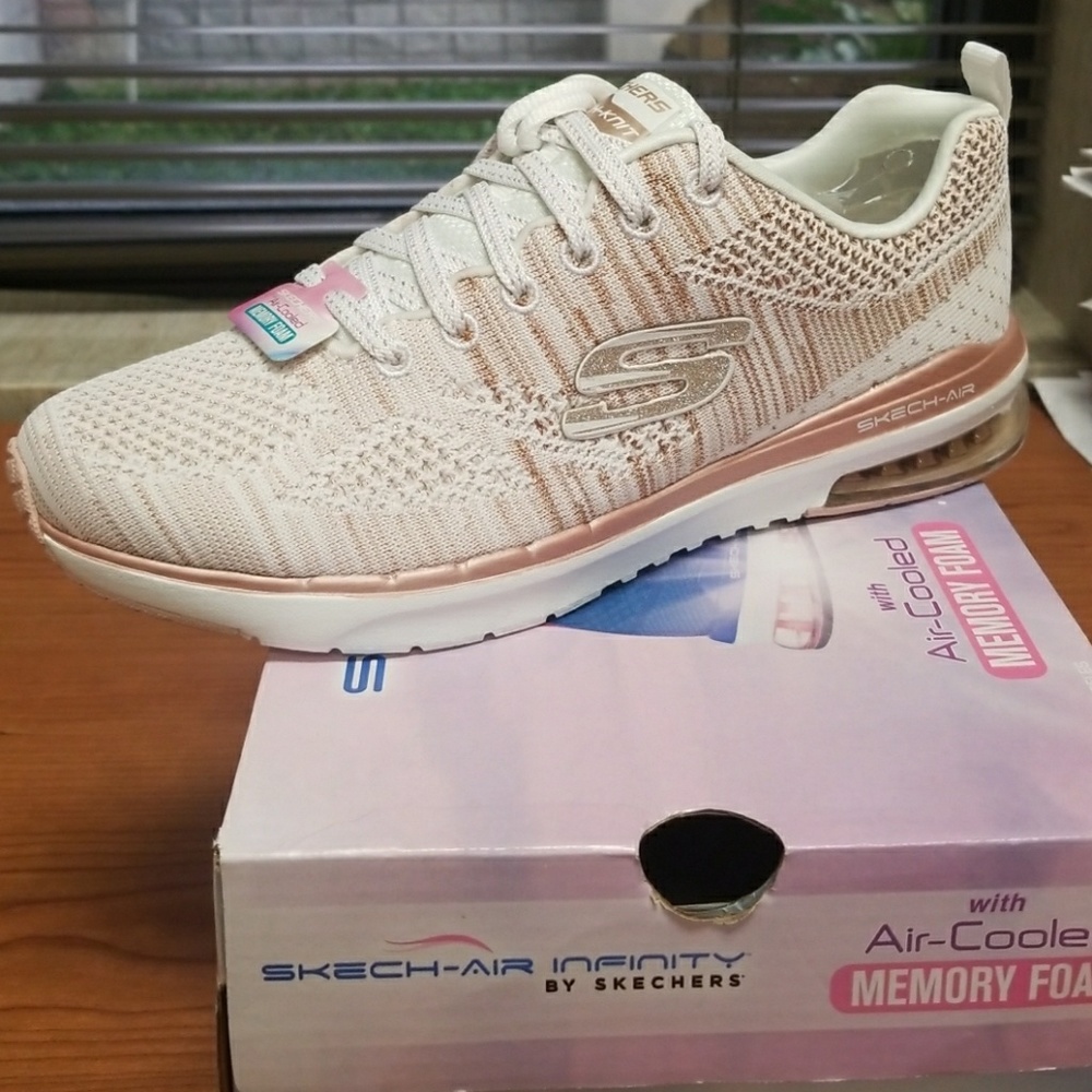 Sketchers Memory Foam Tenni Shoes